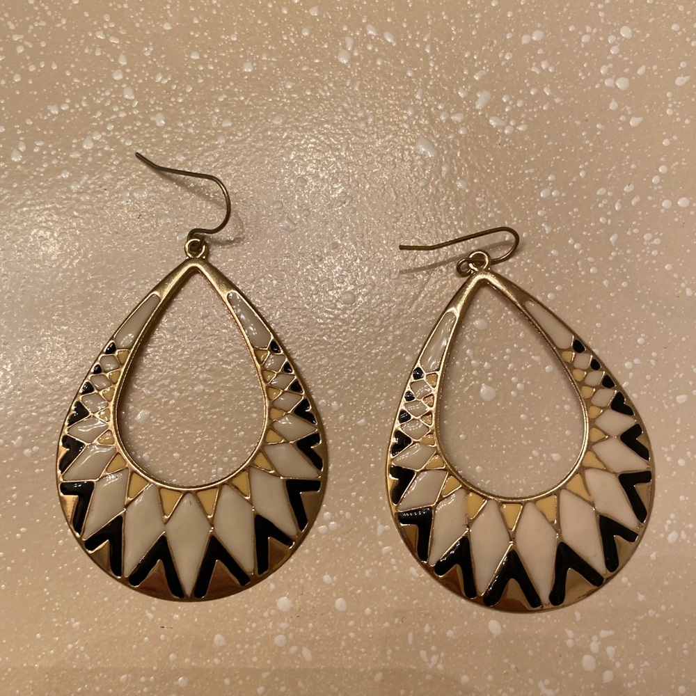 Women’s dangle earrings